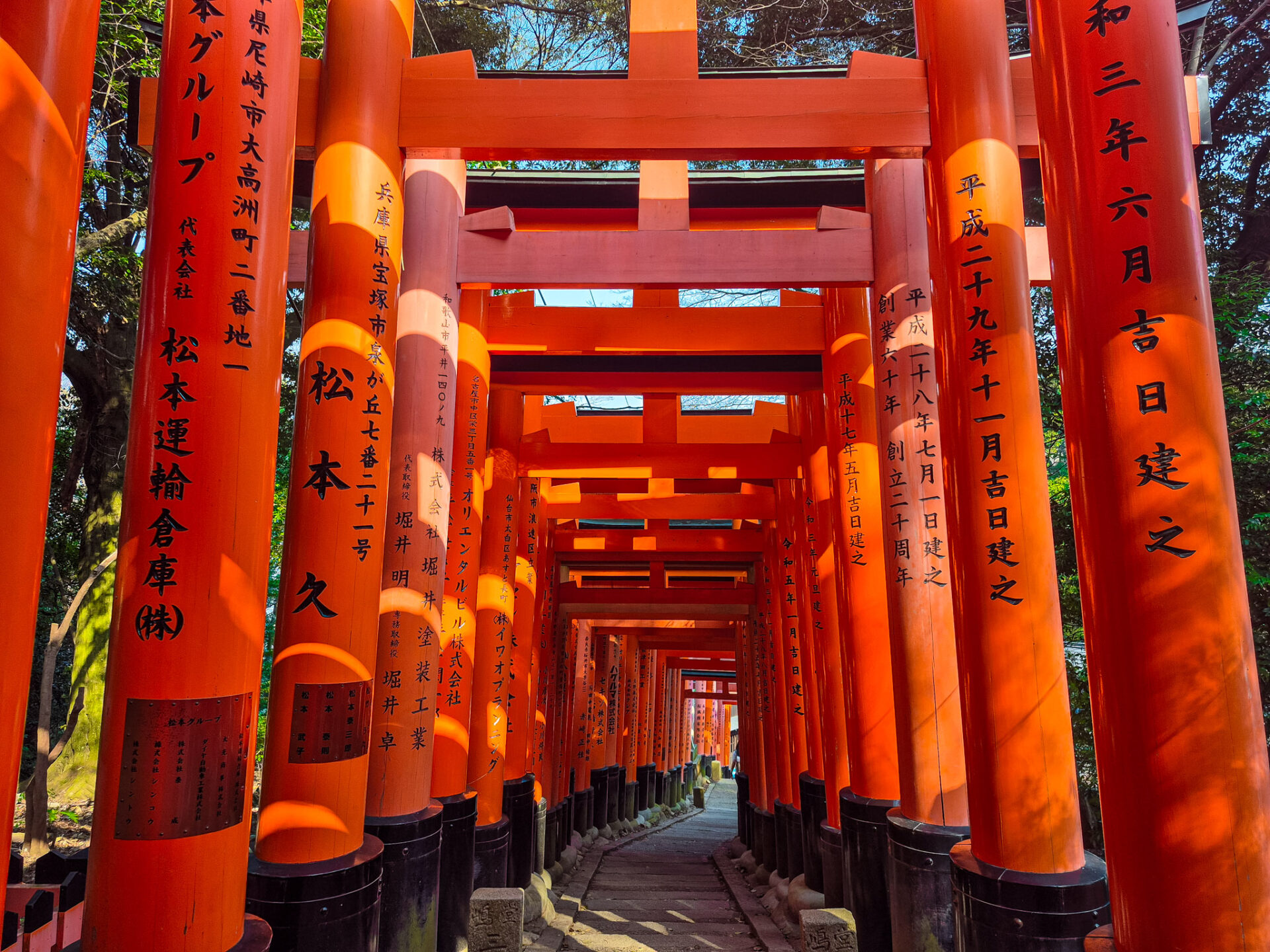 gates fushimi inari shrine 2 kyoto - traveloffscript