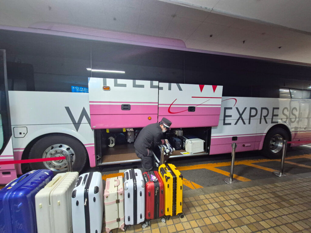 willer express unloading - traveloffscript ©
