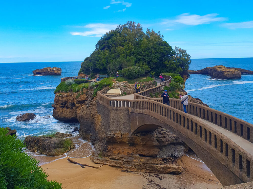 rocher du basta island - traveloffscript