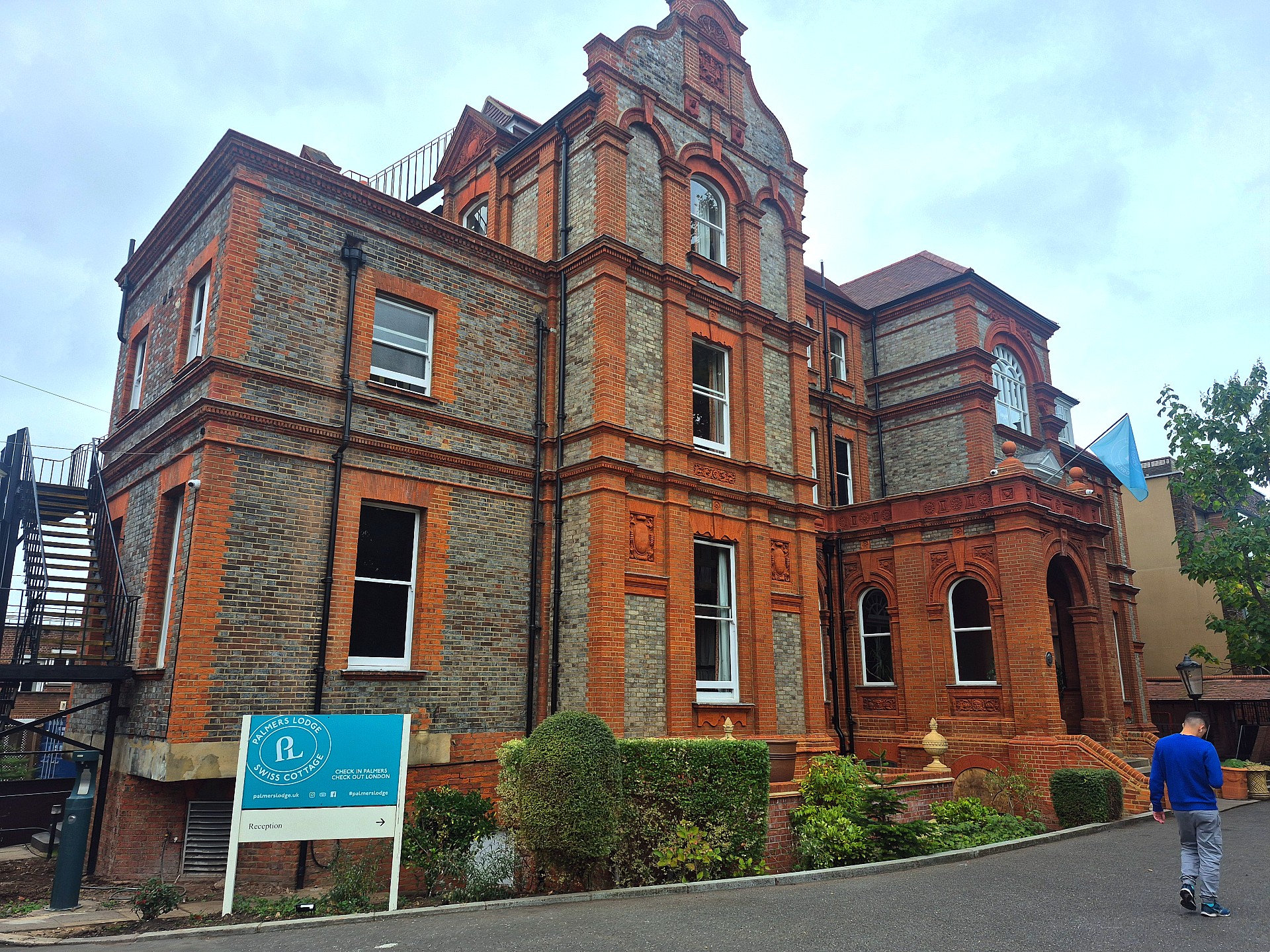 Palmers lodge main building