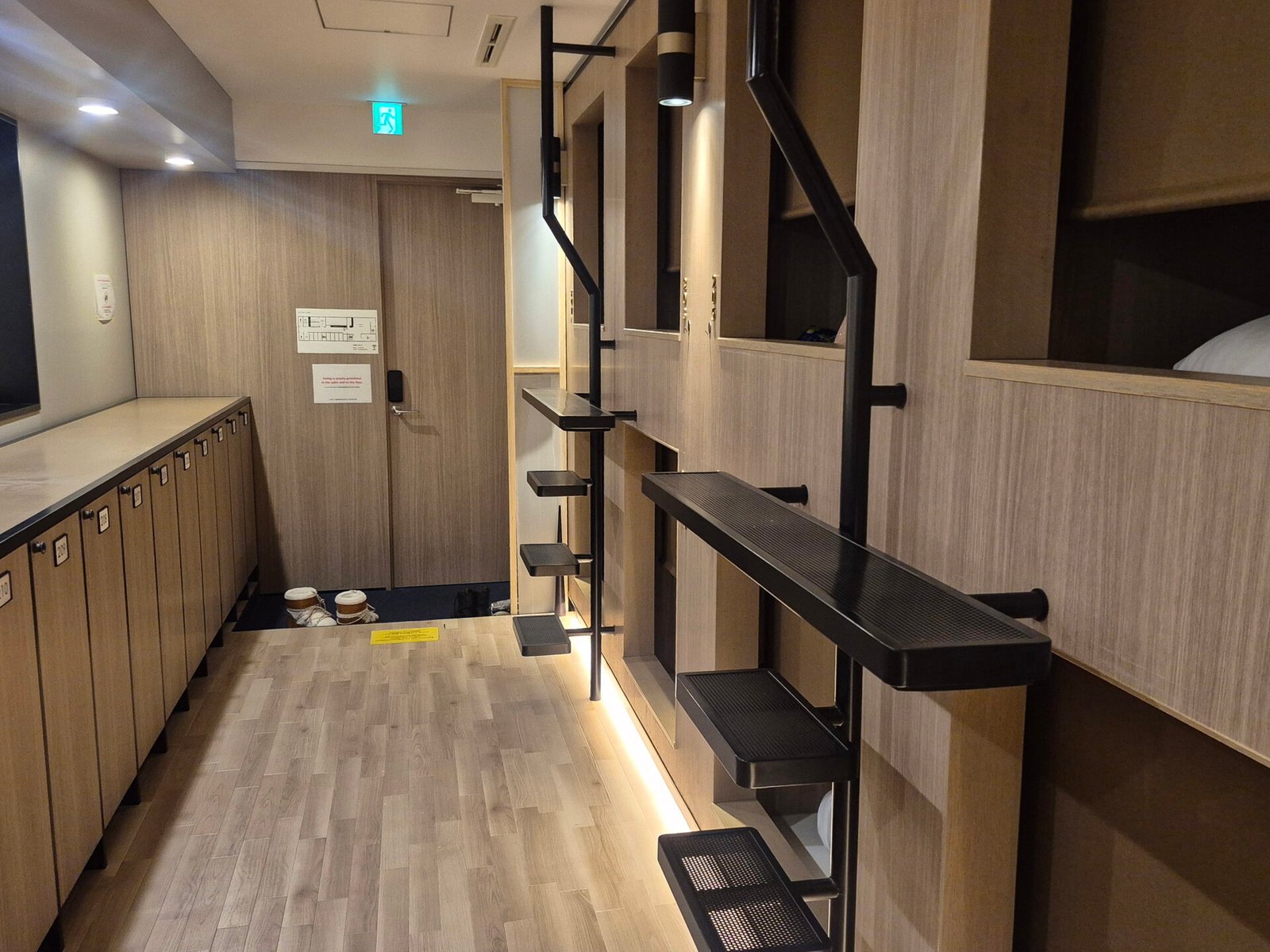 female floor capsule hotel tokyo -